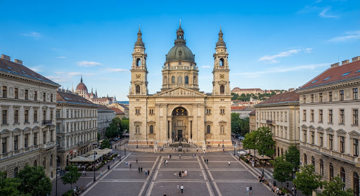 St. Stephen's Basilica in Budapest under a clear blue sky.